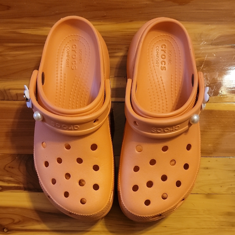 CROCS- Platform Womens 8 Orange Cream